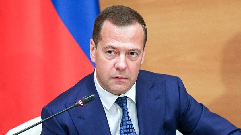 Медведев поручил ограничить импортные стройматериалы на госстройках